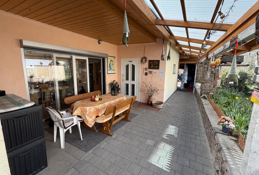 Eingangsbereich + Sitzecke + Durchgang Garten