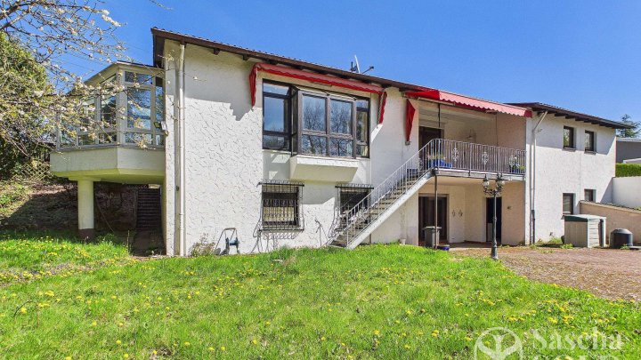 Großzügige Liegenschaft in ruhiger Waldrandlage - Pool, Sauna, Wintergarten, Balkon u. Doppelgarage