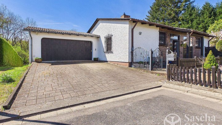 Großzügiges Anwesen in ruhiger Waldrandlage - Pool, Sauna, Wintergarten, Balkon u. Doppelgarage