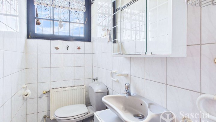 Großzügige Liegenschaft in ruhiger Waldrandlage - Pool, Sauna, Wintergarten, Balkon u. Doppelgarage