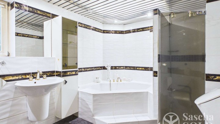 Großzügige Liegenschaft in ruhiger Waldrandlage - Pool, Sauna, Wintergarten, Balkon u. Doppelgarage