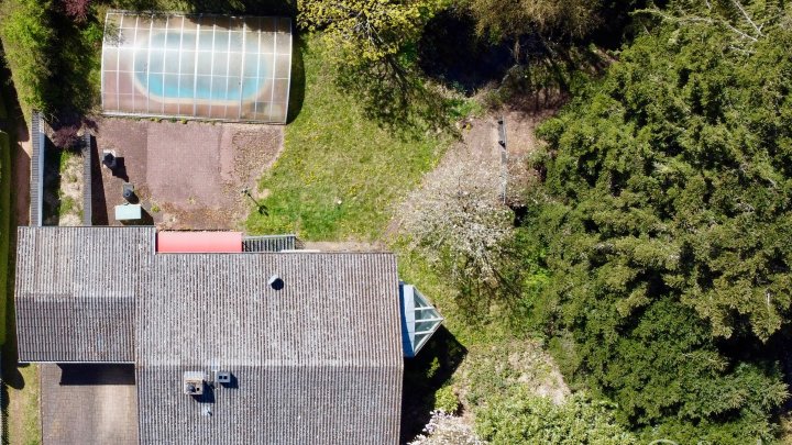 Großzügiges Anwesen in ruhiger Waldrandlage - Pool, Sauna, Wintergarten, Balkon u. Doppelgarage