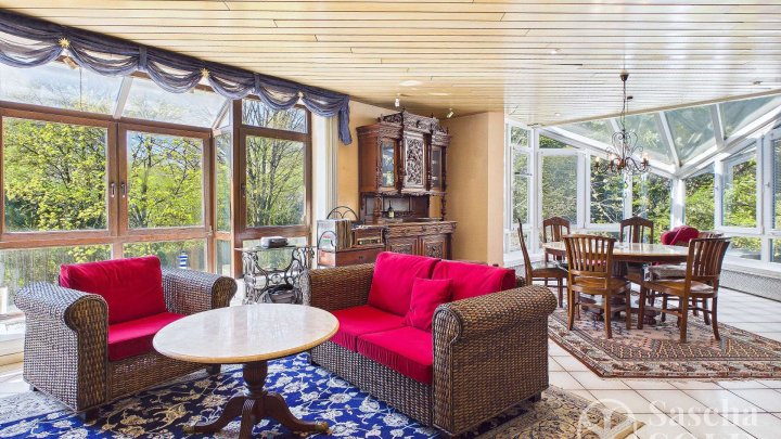 Großzügige Liegenschaft in ruhiger Waldrandlage - Pool, Sauna, Wintergarten, Balkon u. Doppelgarage