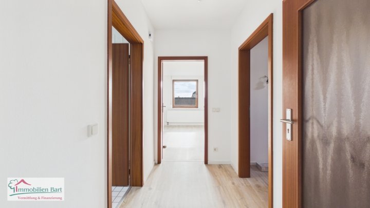 GRENZNÄHE: 2 WOHNEINHEITEN MIT GARAGEN UND GARTEN IN TOP WOHNLAGE