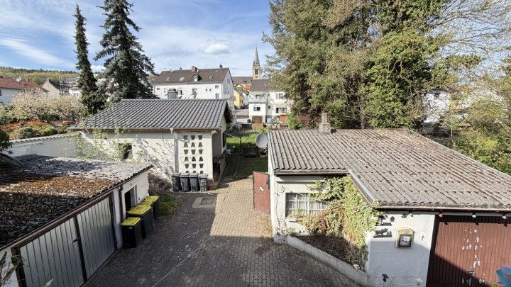 Mehrfamilienhaus mit 4 Wohneinheiten, Garten, Garagen und Stellplätzen