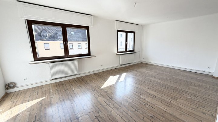 Mehrfamilienhaus mit 4 Wohneinheiten, Garten, Garagen und Stellplätzen