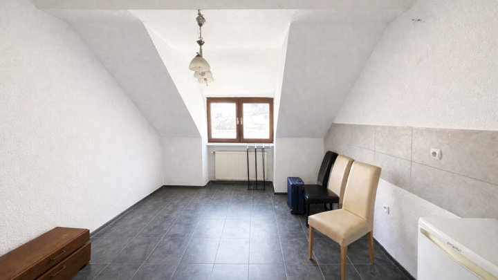 Mehrfamilienhaus mit 4 Wohneinheiten, Garten, Garagen und Stellplätzen