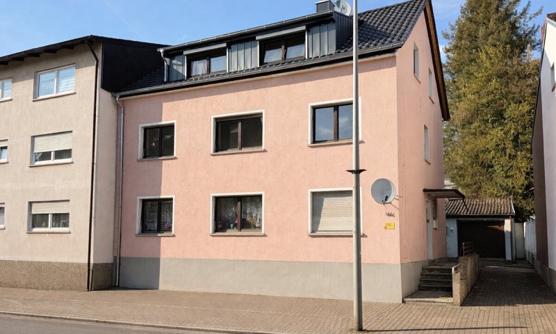 Mehrfamilienhaus mit 4 Wohneinheiten, Garten, Garagen und Stellplätzen