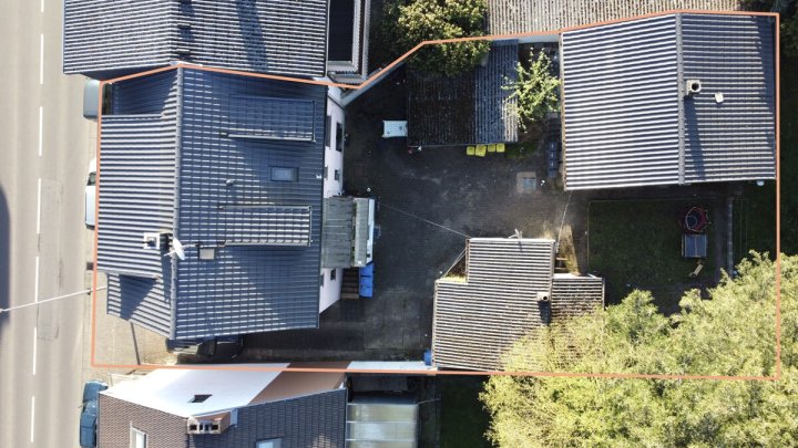 Mehrfamilienhaus mit 4 Wohneinheiten, Garten, Garagen und Stellplätzen