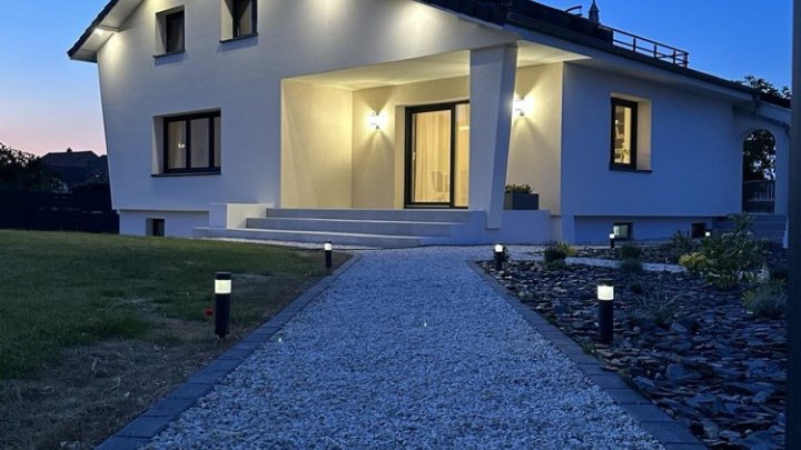 Luxuriös saniertes freistehendes Familiendomizil auf großem Grundstück in Spicheren