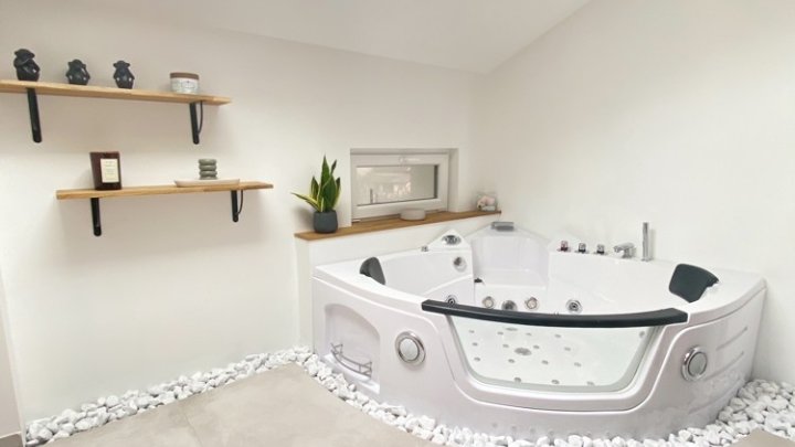 Luxuriös saniertes freistehendes Familiendomizil auf großem Grundstück in Spicheren