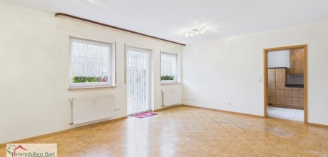 Wohnzimmer mit Zugang zur Küche u. Terrasse 