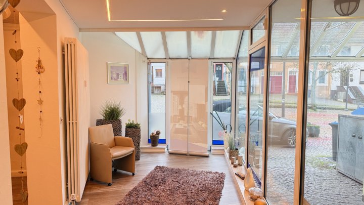 Moderne Gewerbefläche mit Galerie, Wintergarten & Top-Ausstattung im Zentrum von St. Ingbert