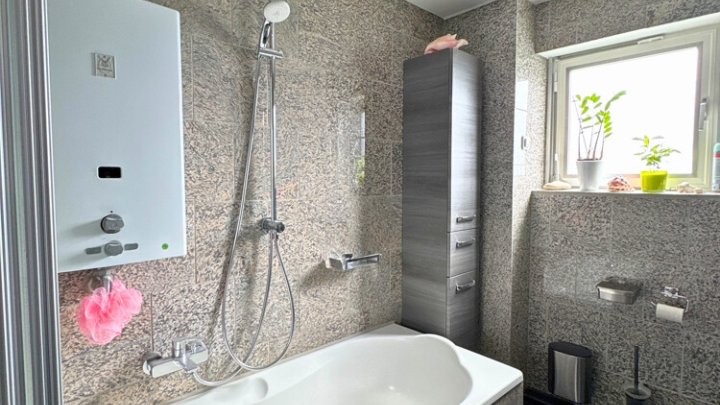 Freiistehendes gepflegtes 2-3 FH mit Wintergarten, Garage, sofort verfügbar