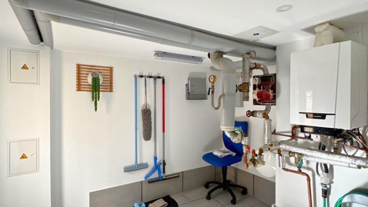 Freiistehendes gepflegtes 2-3 FH mit Wintergarten, Garage, sofort verfügbar