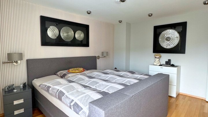 Freiistehendes gepflegtes 2-3 FH mit Wintergarten, Garage, sofort verfügbar