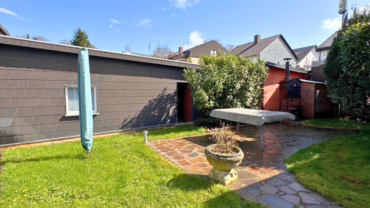 Freiistehendes gepflegtes 2-3 FH mit Wintergarten, Garage, sofort verfügbar