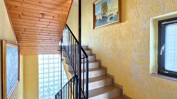 Freiistehendes gepflegtes 2-3 FH mit Wintergarten, Garage, sofort verfügbar