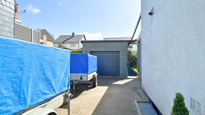 Freiistehendes gepflegtes 2-3 FH mit Wintergarten, Garage, sofort verfügbar