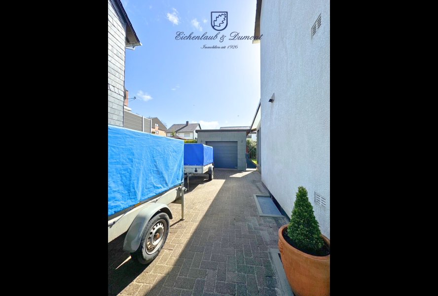 Einfahrt & Garage