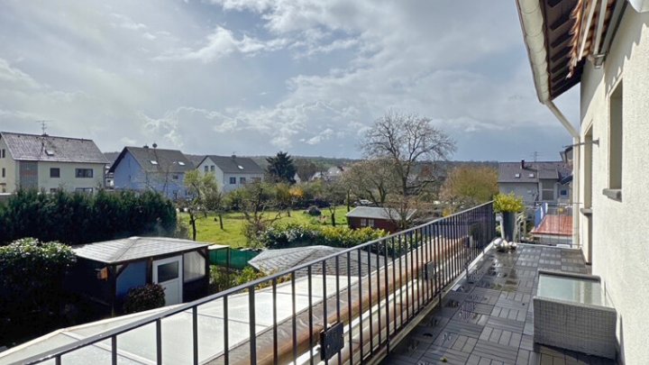 Freiistehendes gepflegtes 2-3 FH mit Wintergarten, Garage, sofort verfügbar