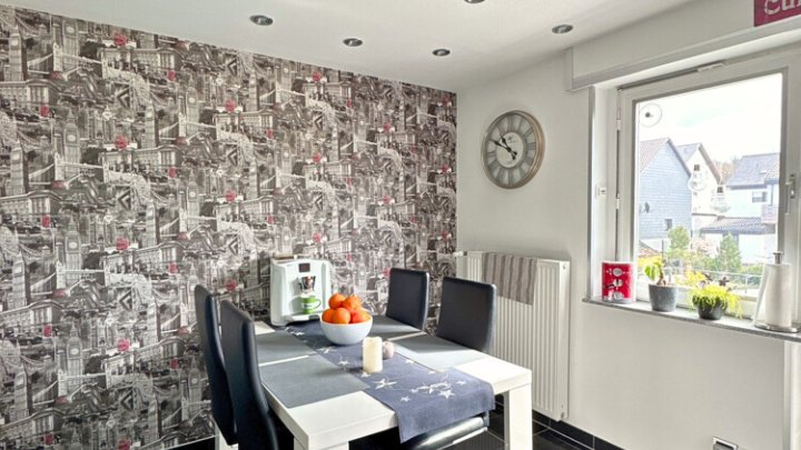 Freiistehendes gepflegtes 2-3 FH mit Wintergarten, Garage, sofort verfügbar