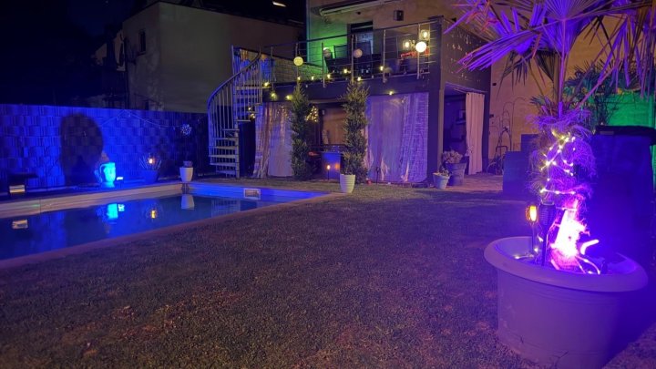 Modernes Traumhaus in Großrosseln - Stilvolles Wohnen mit Kamin, Pholtovoltaik und Pool auf großem Grundstück