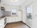 Küche mit Ausgang zum Balkon