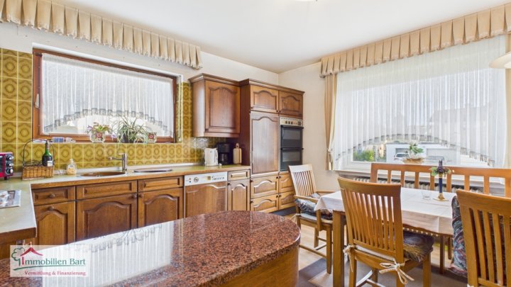 GRENZNÄHE: 4 GROßE GARAGEN / 276 M² WOHNHAUS / SOFORT VERFÜGBAR!