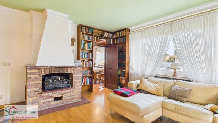 GRENZNÄHE: 4 GROßE GARAGEN / 276 M² WOHNHAUS / SOFORT VERFÜGBAR!