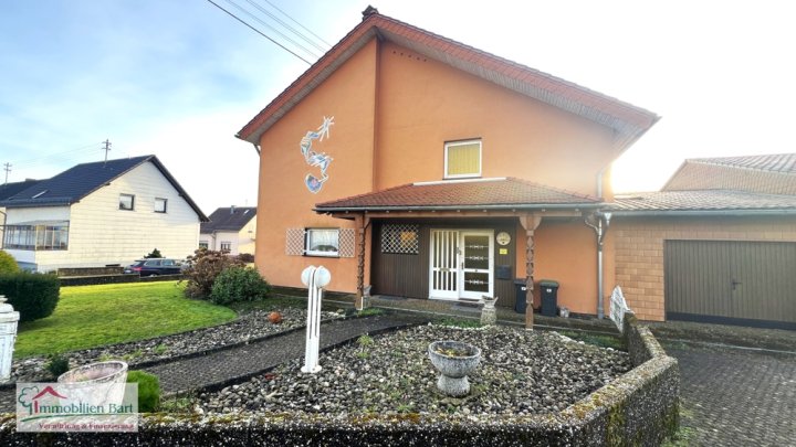 GRENZNÄHE: 4 GROßE GARAGEN / 276 M² WOHNHAUS / SOFORT VERFÜGBAR!