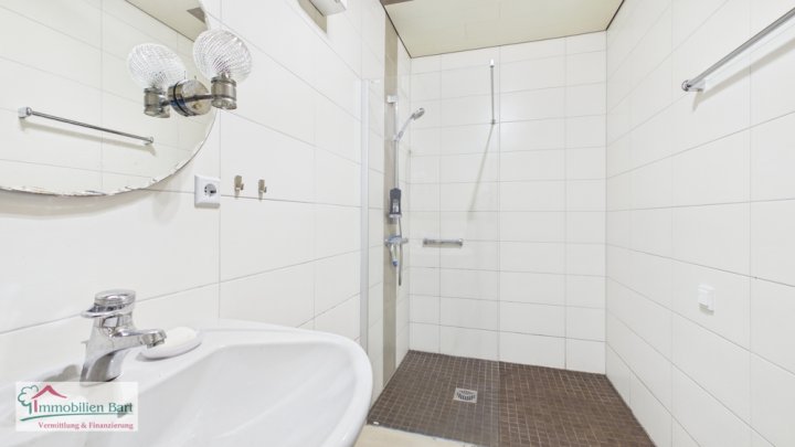 GRENZE LUXEMBURG: EHEMALIGE GASTSTÄTTE / WERKSTATT, 180 M² GROß / 4 WOHNUNGEN