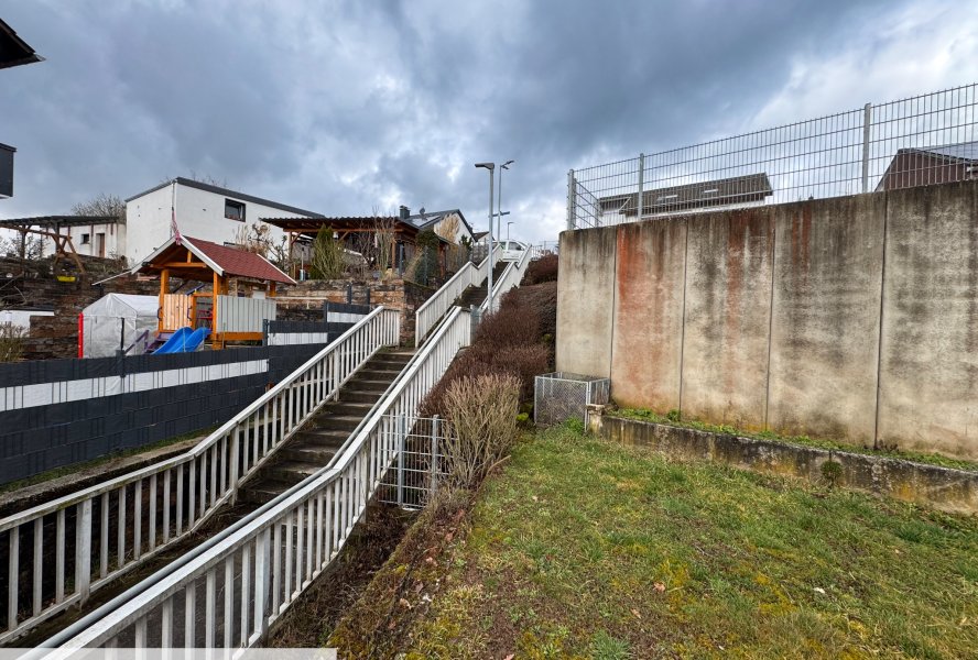 öffentliche Treppe seitlich des Grundstücks
