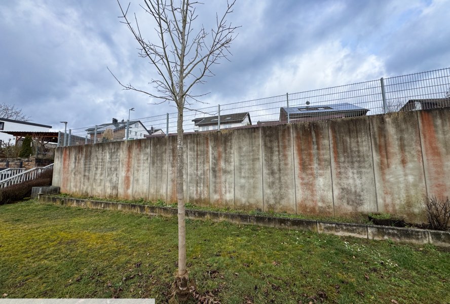 Stützmauer von unten