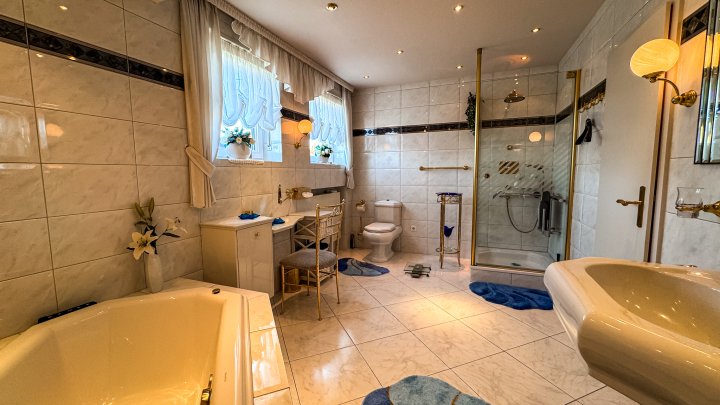 WOHNIDYLLE - Traumhaftes Einfamilienhaus mit ELW und Garage in bester Stadtlage von Zweibrücken