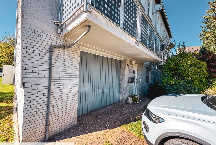 Vorderseite mit Garageneinfahrt