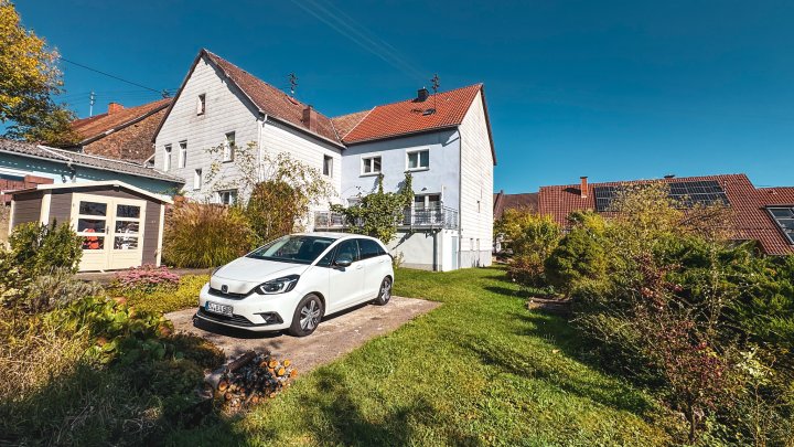 GRÜNOASE - Doppelhaushälfte mit Garage/Balkone und großem Garten in Zweibrücken-Mörsbach