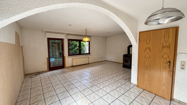 WOHNEN IN IXHEIM - Freistehendes Einfamilienhaus mit Garage und Terrasse in 66482 Zweibrücken