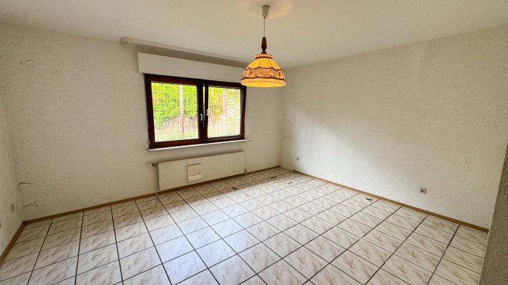 WOHNEN IN IXHEIM - Freistehendes Einfamilienhaus mit Garage und Terrasse in 66482 Zweibrücken