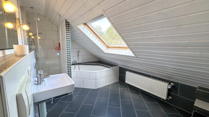 DIREKT BEZIEHBAR - Freist. 2-Fam. Haus mit großem Garten in 66509 Rieschweiler-Mühlbach