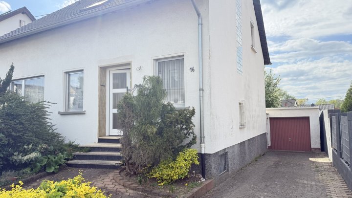 Freistehendes Einfamilienhaus mit Wintergarten, Balkon und Garage in Wallerfangen zu verkaufen