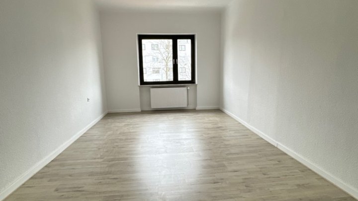 Helle renovierte 4-ZKB Wohnung mit Balkon in verkehrsgünstiger Lage