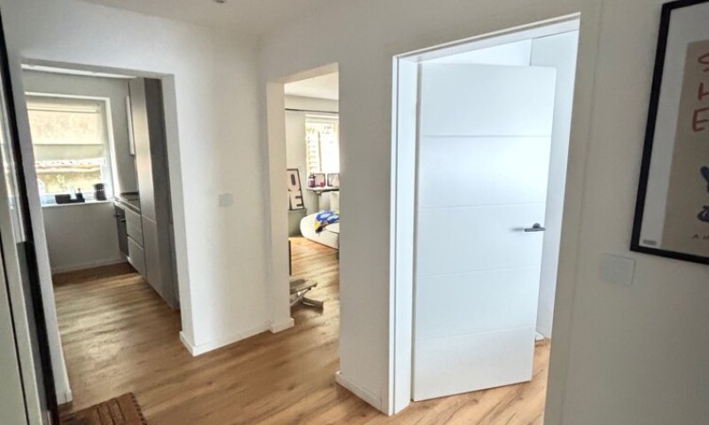 Hochwertig renovierte 2-ZKB mit EBK, Terrasse + Garage, sofort verfügbar