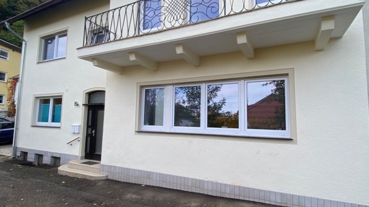 Hochwertig renovierte 2-ZKB mit EBK, Terrasse + Garage, sofort verfügbar