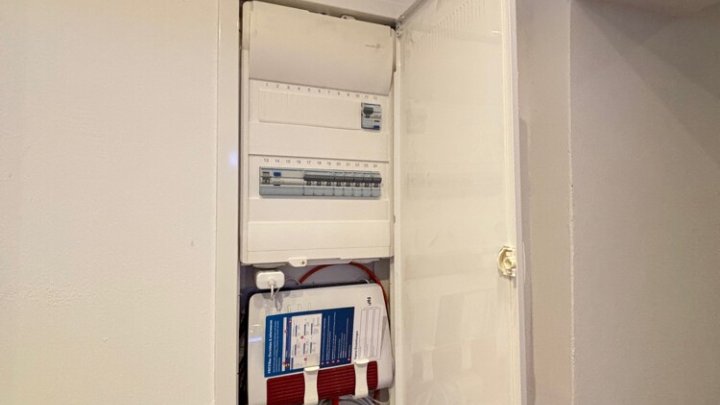 Hochwertig renovierte 2-ZKB mit EBK, Terrasse + Garage, sofort verfügbar