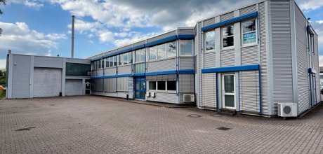 Parkflächen vor dem Gebäude