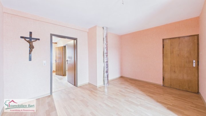 GRENZE LUXEMBURG: BAUERNHAUS MIT GROßEN STALLUNGEN AUF 13 AR!