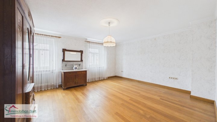 GRENZE LUXEMBURG: BAUERNHAUS MIT GROßEN STALLUNGEN AUF 13 AR!