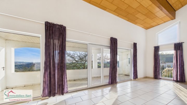 GRENZNÄHE: GEPFLEGTES 228 M² WOHNHAUS MIT TOP FERNSICHT!