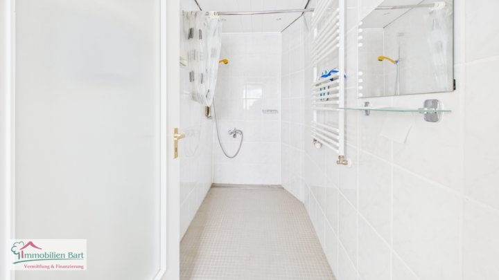 GRENZNÄHE: FREISTND. WOHNHAUS / 200 M² WFL. / GARTEN + GARAGE IN TOP WOHNLAGE